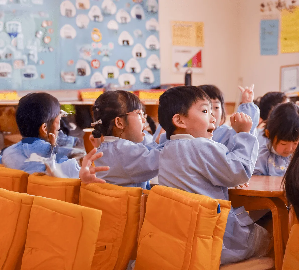 授業をうける園児たちの画像